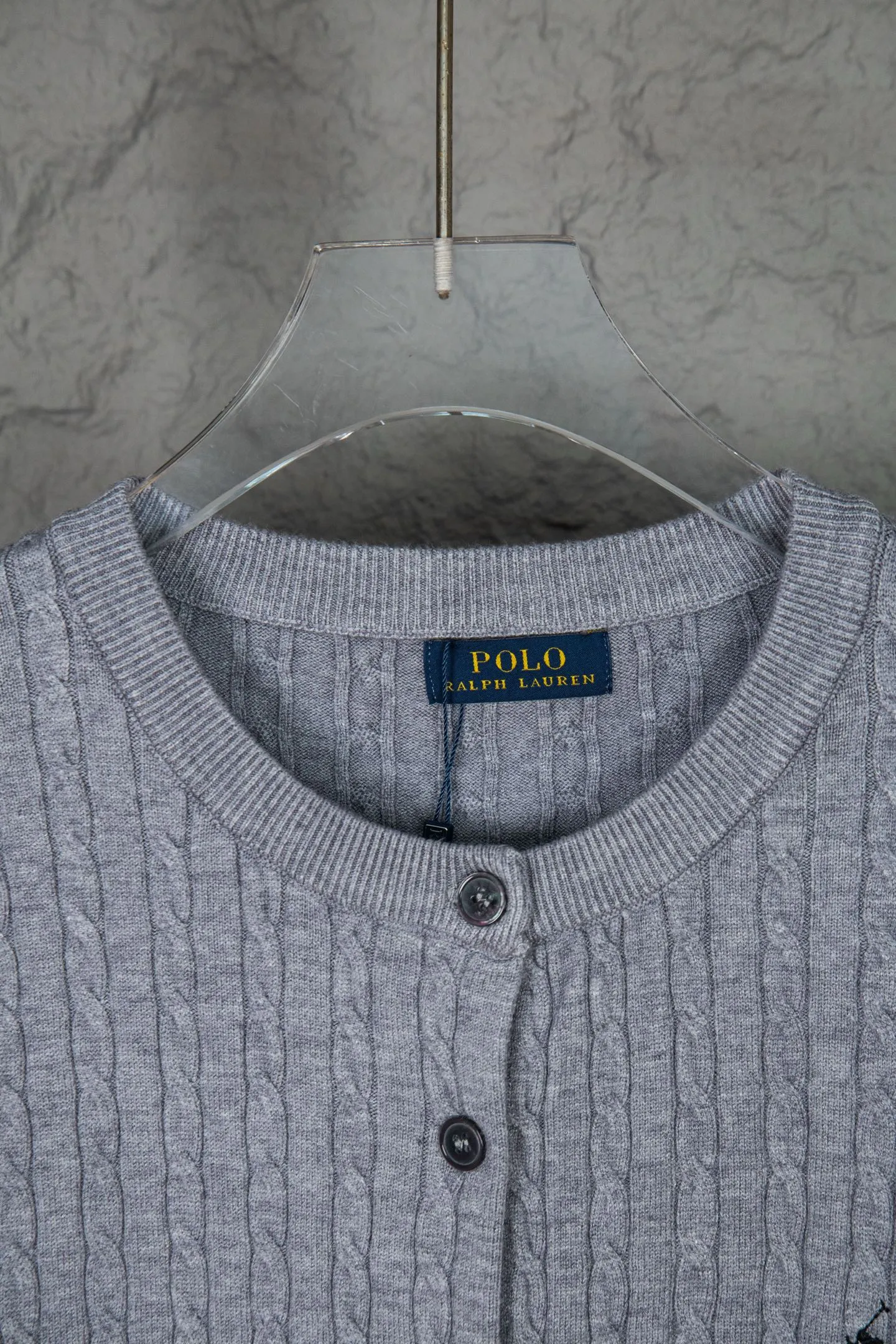 P190 Ralph Lauren Classic Round Neck Solid Color Pony Embroidered Logo Knitted Cardigan Long Sleeve Ralph Lauren Classic Basic Versatile Twist Knitted Cardigan Long Sleeve Main supply platform live broadcast Wholesale entity Replenish when out of stock Not removed from the shelves Quality 1:1 patterning Complete three standards Correct version of pony logo Imported quality cotton yarn Focus on high-end Cost-effective Good quality Needless to say Zhao Lusi's same style is really amazing, so sweet I'm so beautiful. This cardigan is really good-looking. It's simple and easy to wear. It's a must-have for goddess ootd. Good-looking clothes are never picky. A must-have in the wardrobe of goddesses. Size: S-XL. Color: black, apricot, gray, navy, red, white.